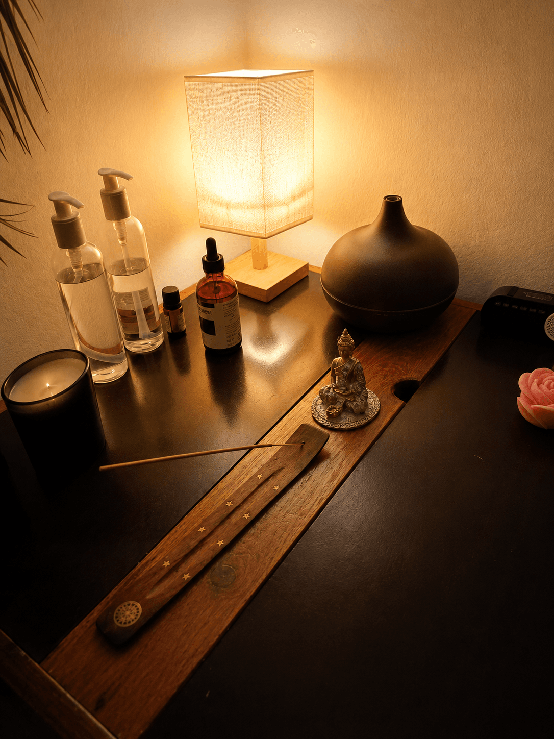 Detalle ritual con incienso, aceites y luz cálida